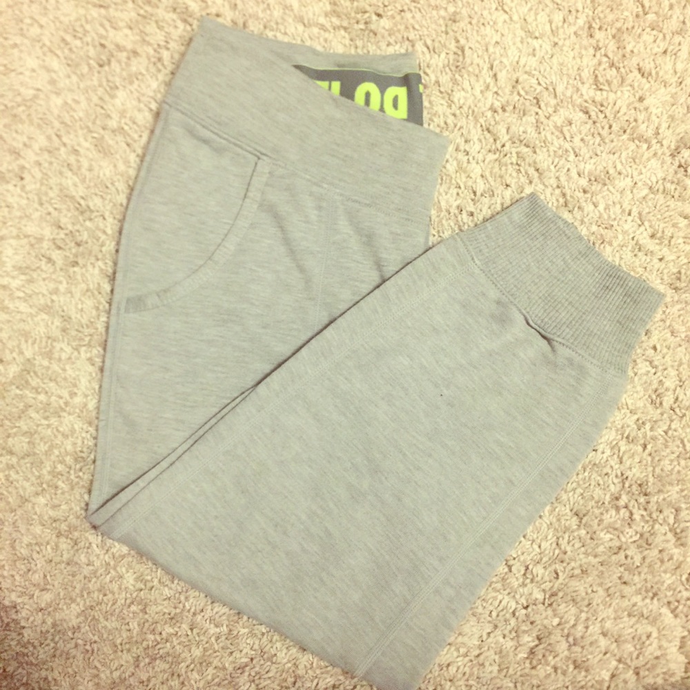 NWOT Nike cropped sweatpants